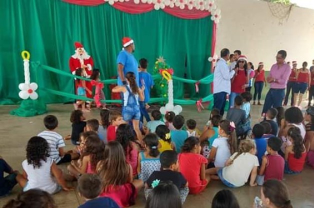 Entrega de presentes para as crianças de Anhanguera.
